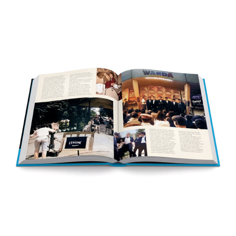 Livre ouvert avec campagnes graphiques