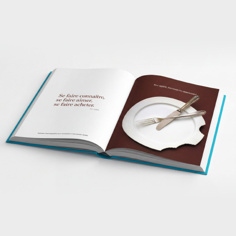 Livre ouvert avec assiette et couverts